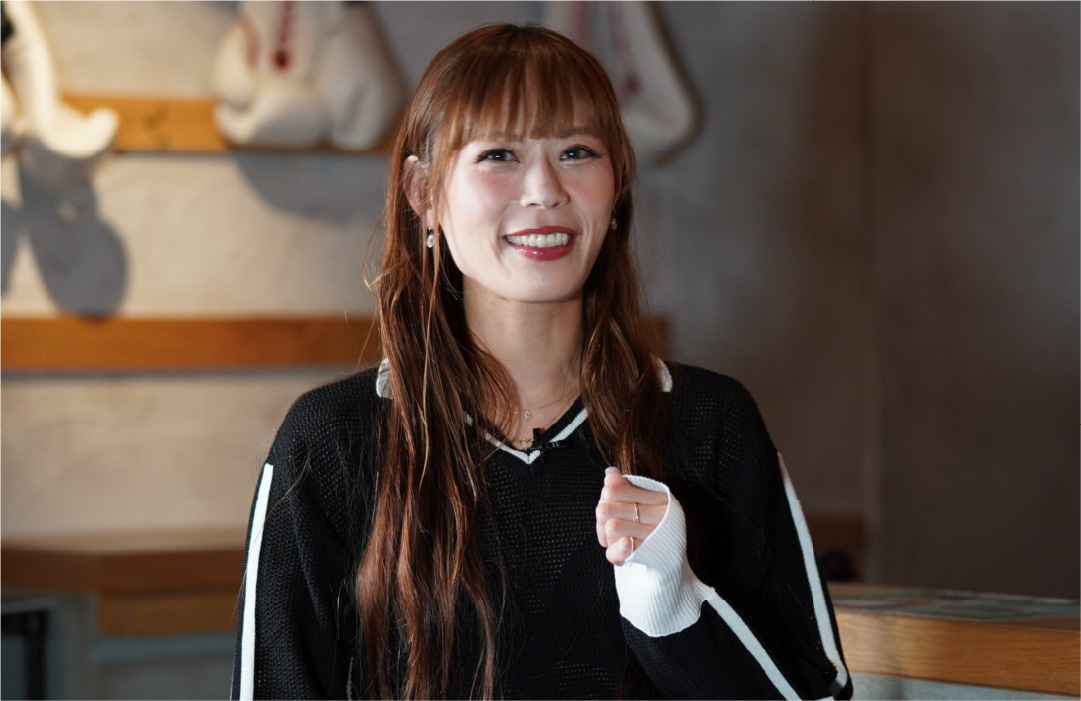 インタビューに答えるASAMI
